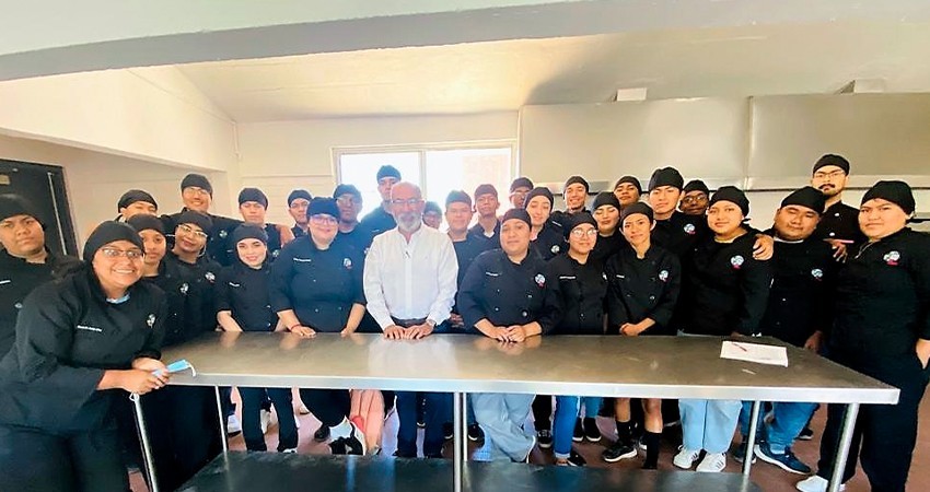 UABCS Los Cabos entrega uniformes a estudiantes de la carrera de Gastronomía