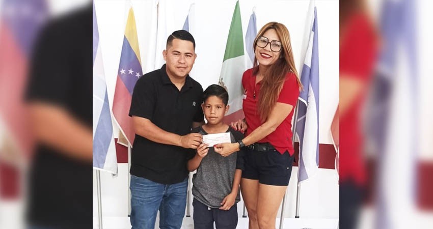 Gobierno de Los Cabos reitera el compromiso con el deporte; el niño Adrián Salas recibe apoyo para asistir a la “Copa Rayados” en Monterrey, NL
