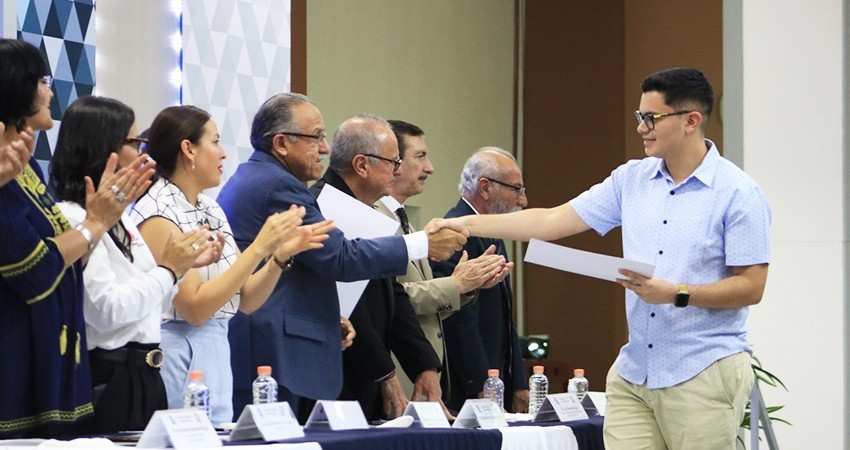 Entrega UABCS 178 títulos de licenciatura y 28 grados académicos