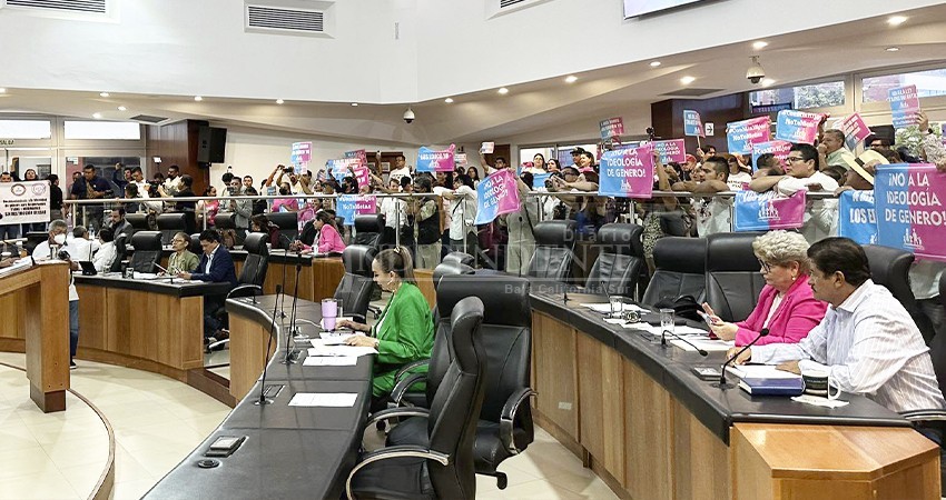 Frente por la familia en BCS protesta por parlamento de la diversidad sexual y su bandera Frente por la familia en BCS protesta por parlamento de la diversidad sexual y su bandera