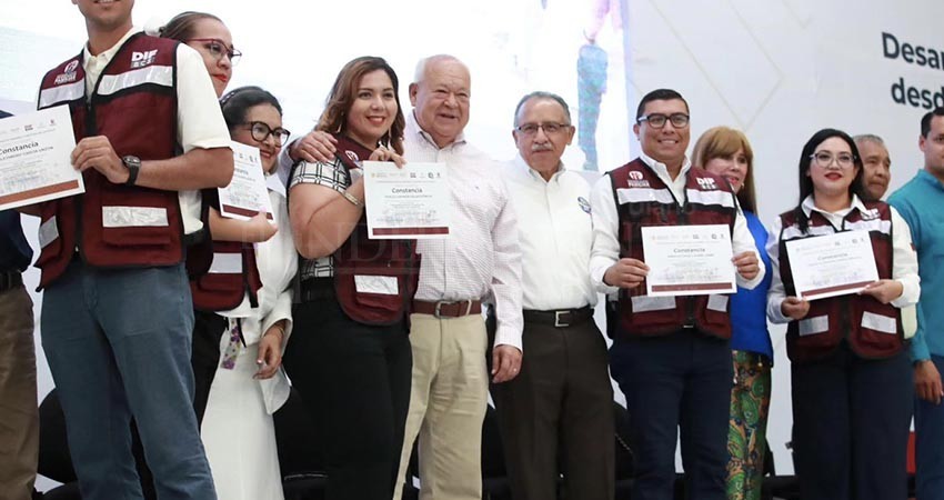 Clausuran gobierno estatal y SEDIF diplomados sobre democracia familiar y desarrollo local en BCS