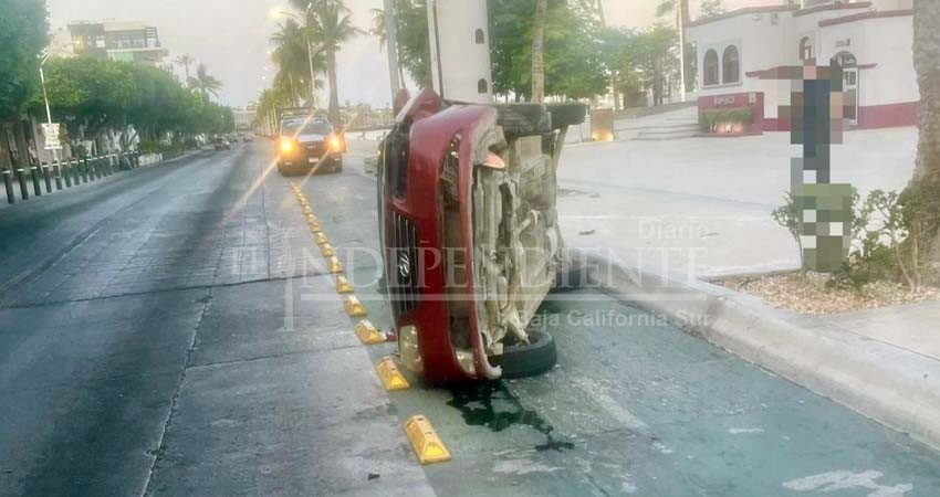 La venció el cansancio y volcó su vehículo La venció el cansancio y volcó su vehículo