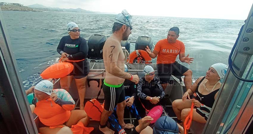 Participantes de competencia de nado en mar abierto debieron ser rescatados Participantes de competencia de nado en mar abierto debieron ser rescatados
