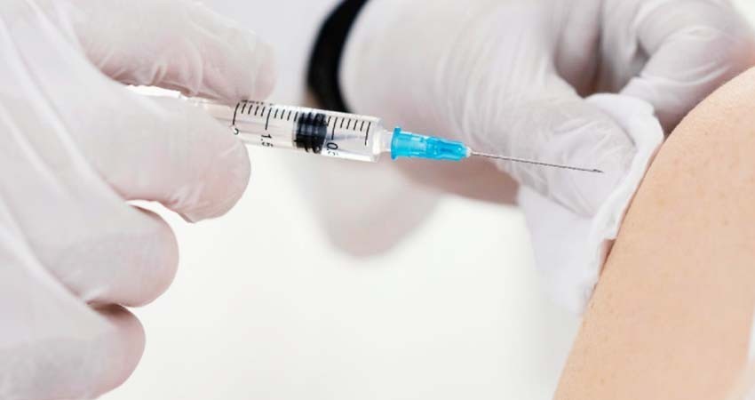 Vacuna COVID, disponible en octubre en centros de salud; se aplicará a la par de la de influenza