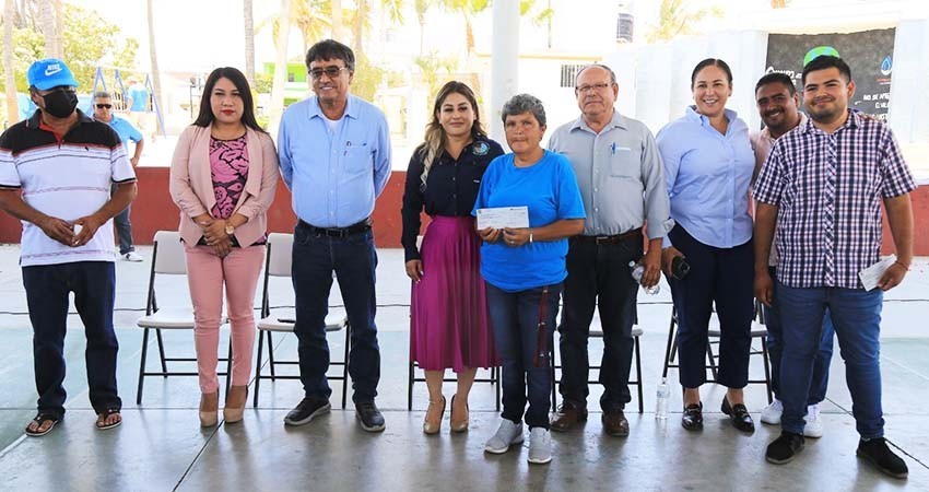 Entrega Leggs Castro apoyos a la población de El Zacatal en SJC