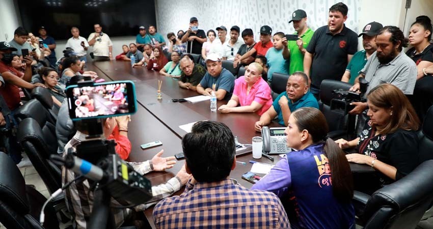 Atiende presidenta Municipal a comerciantes de La Paz