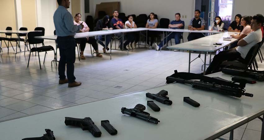 Medidas de seguridad de armas de fuego tema impartido por la PGJE a estudiantes universitarios