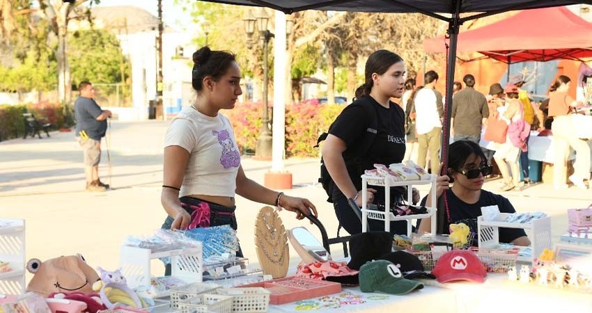 Participan más de 30 jóvenes emprendedores en el Mercadito Juvenil