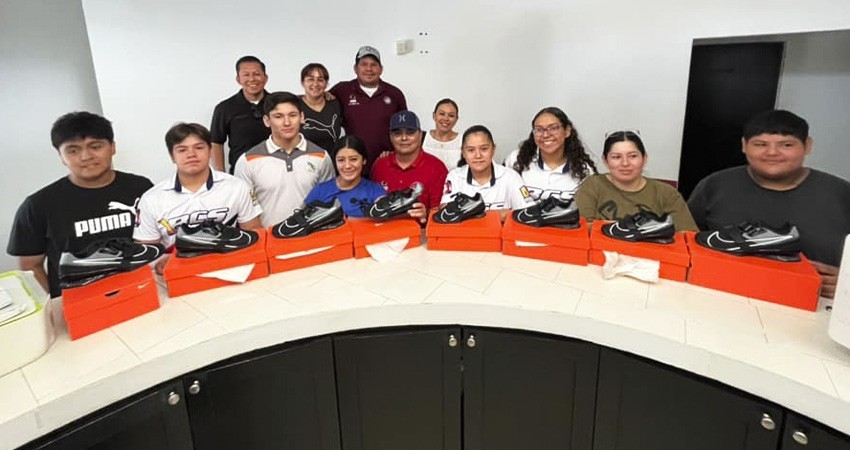 Ayuntamiento Los Cabos entrega equipo de entrenamiento a deportistas
