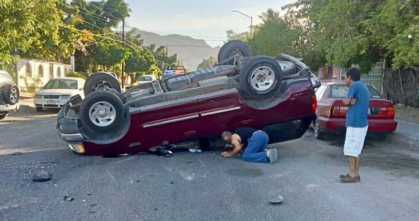 Fuerte accidente automovilístico en La Paz Fuerte accidente automovilístico en La Paz