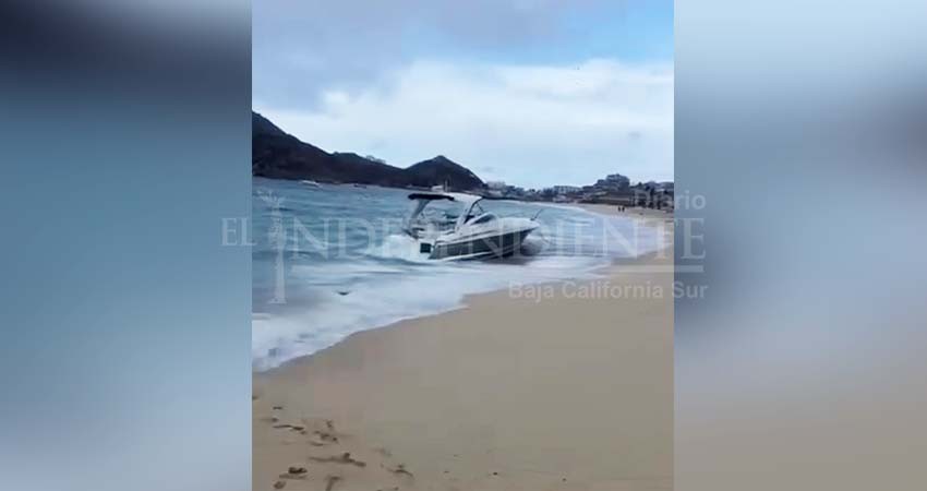 Por fuerte oleaje, embarcación fue arrastrada a orilla de playa, en CSL Por fuerte oleaje, embarcación fue arrastrada a orilla de playa, en CSL