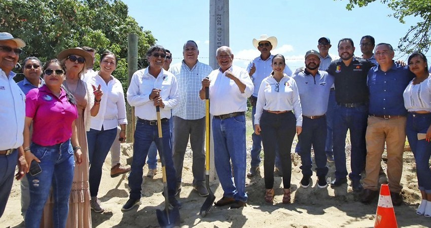 Pone en marcha Castro Cosío los trabajos de electrificación en San Bernabé y Santa Catarina, en Los Cabos