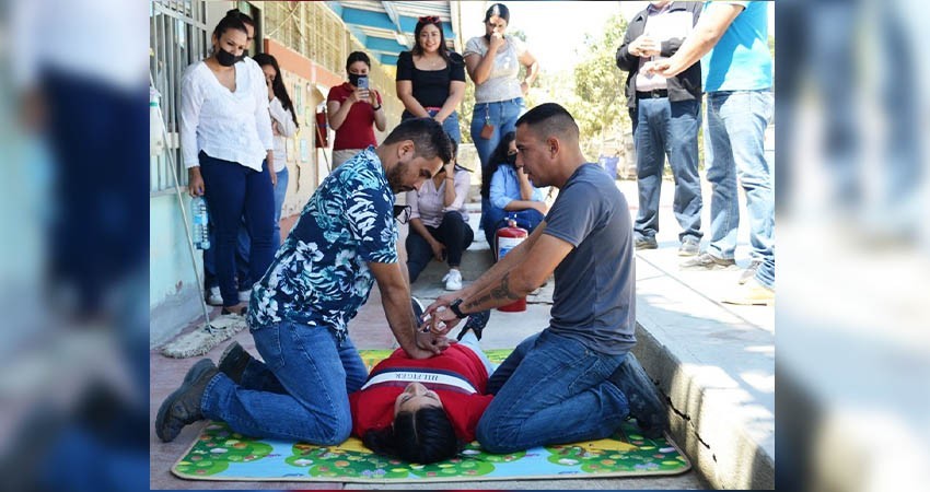 Capacitan como primer respondiente a personal de Primaria de El Pescadero