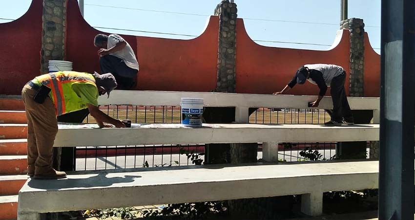 Realiza Servicios Públicos limpieza y pintura en la Plaza Gobernadores