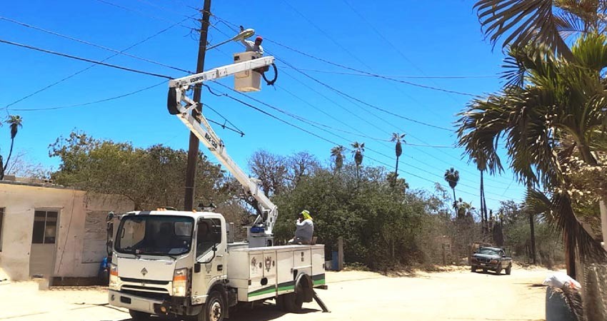 Rehabilita Servicios Públicos 41 luminarias en El Pescadero