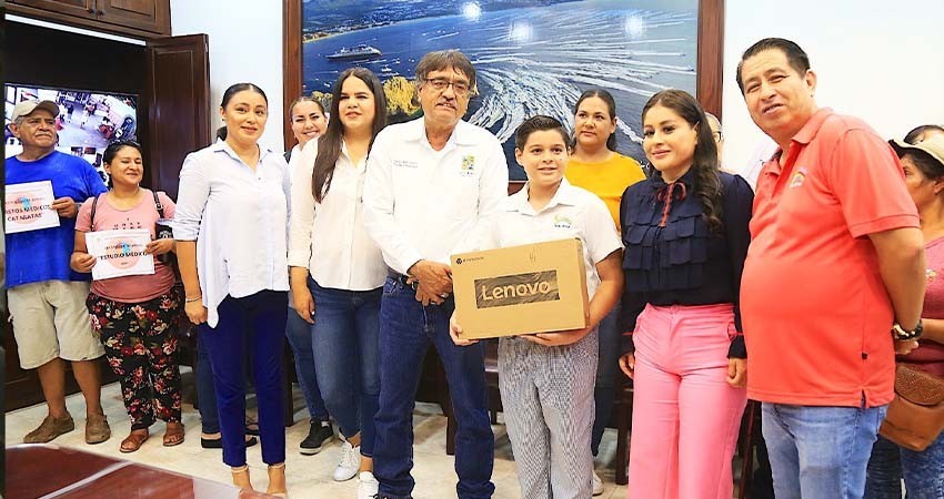 Ayuntamiento Los Cabos entregó apoyos sociales a familias de SJC