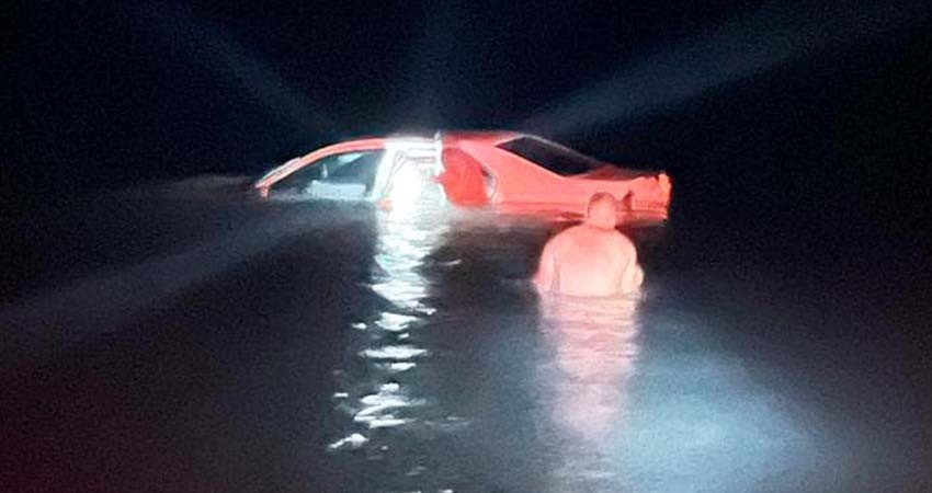 Alcoholizado se metió con todo y carro a la playa