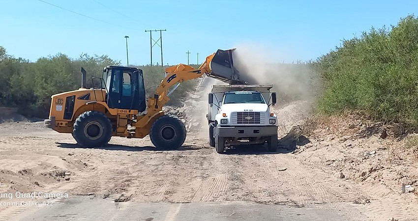 Trabaja JEC en paso dañado del arroyo el cielo en Comondú