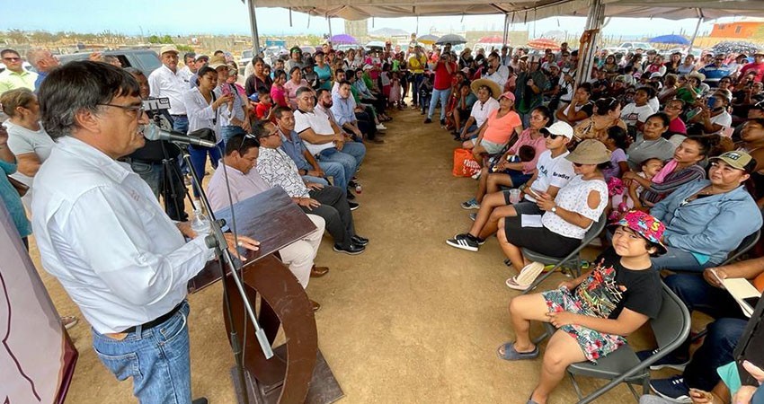 Entrega Ayto Los Cabos 50 tinacos en la delegación de CSL