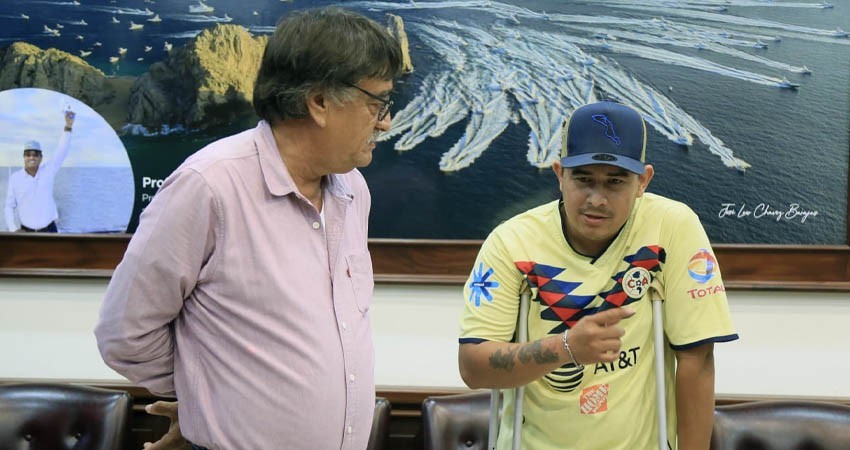 Entrega Leggs Castro apoyo económico para una cirugía de emergencia