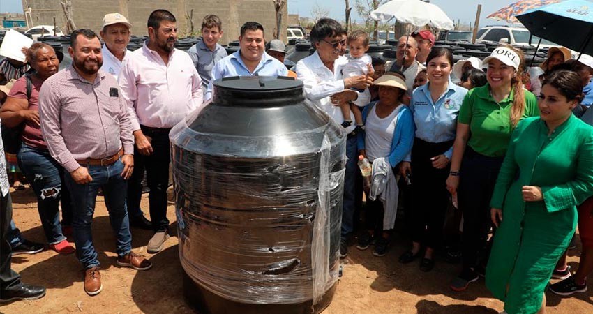 Entrega alcalde Oscar Leggs tinacos en la colonia Mezquites
