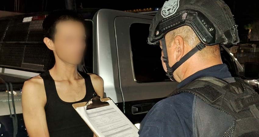 Recupera policía estatal vehículo robado y detiene a dos personas por delitos contra la salud