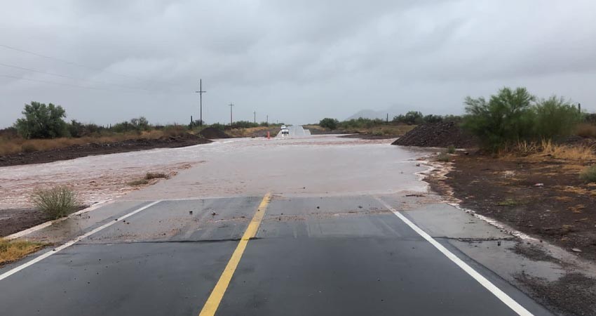 Piden prudencia para no cruzar arroyos; carretera al norte cerrada