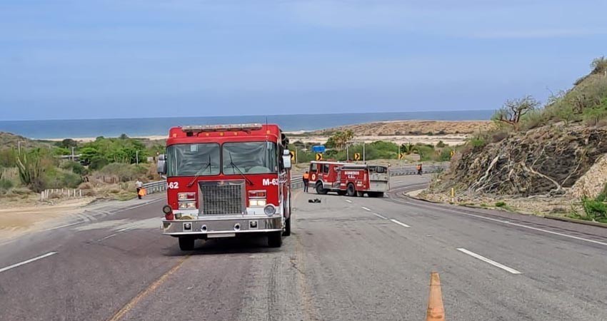 Por derrame de combustible, bloquean paso carretera CSL a Todos Santos Por derrame de combustible, bloquean paso carretera CSL a Todos Santos