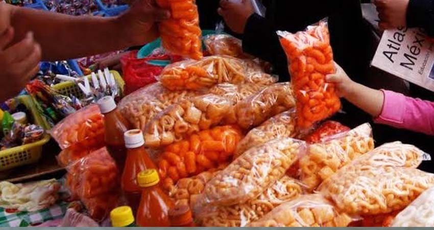 Uno de cada 2 niños, en riesgo de diabetes por alimentos chatarra; se vende en 98% de las escuelas