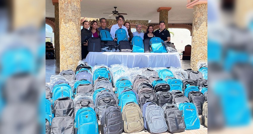 Entregan apoyos de 200 mochilas equipadas con útiles escolares necesarios para el inicio del ciclo escolar