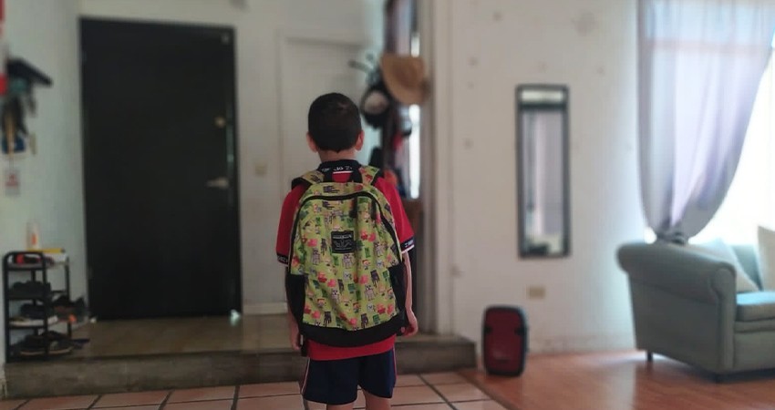 Recomienda IMSS en BCS peso ligero en las mochilas escolares