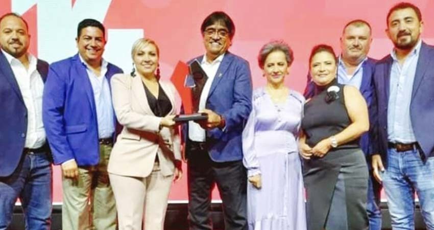 Entregan al alcalde Leggs Castro el galardón por las mejores prácticas de gobiernos locales