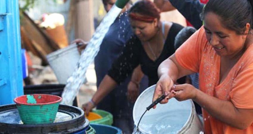 Hogares en México pagan 1,643 pesos anuales por agua potable, pero falla el suministro Hogares en México pagan 1,643 pesos anuales por agua potable, pero falla el suministro