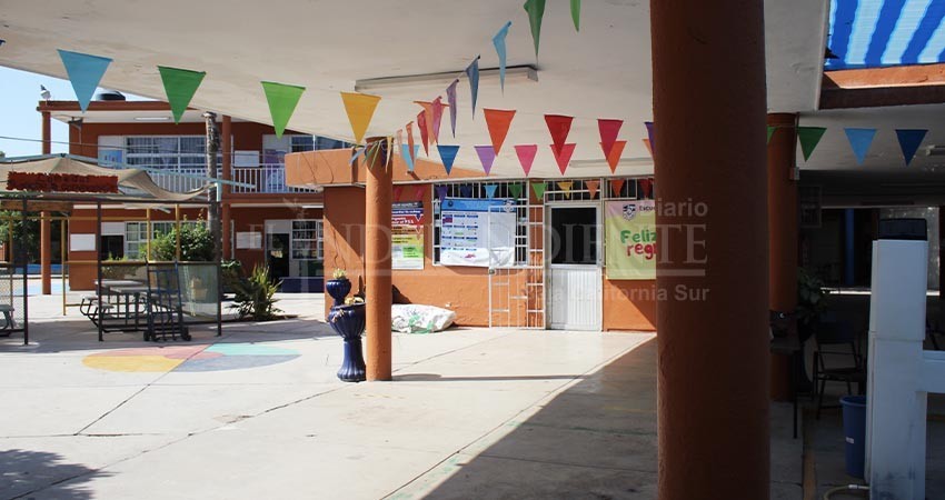 Maestros de primaria y secundaria imparten clases en patios por fallas eléctricas en planteles