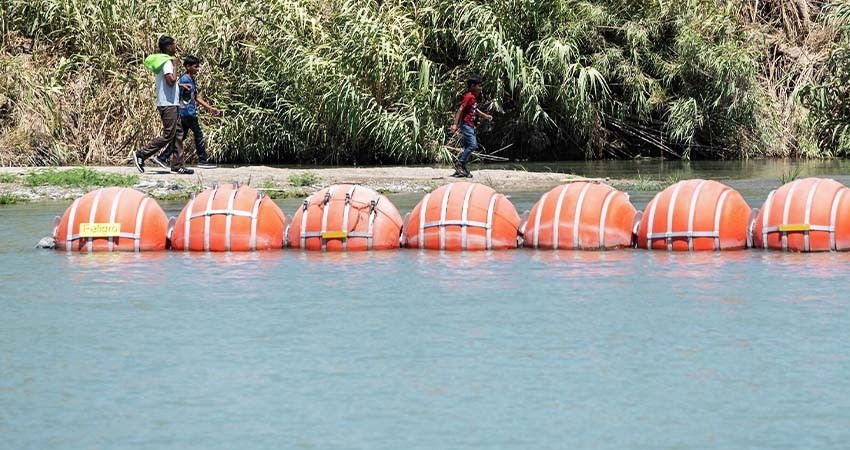 Juez federal ordena a Texas retirar boyas en la frontera con México
