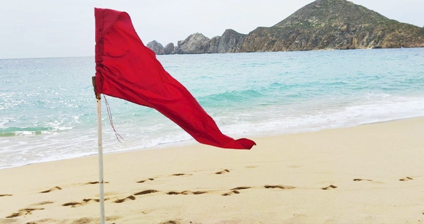 Continúan las alertas en playas de Los Cabos por fuertes oleajes