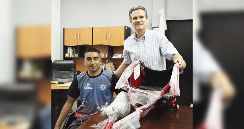 Director del instituto sudcaliforniano del deporte brinda apoyo esencial A PARA-ATLETA con la entrega de una silla de ruedas