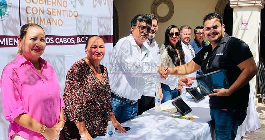 Entregan tabletas electrónicas como parte de mejoramiento y calidad de servicio en Los Cabos