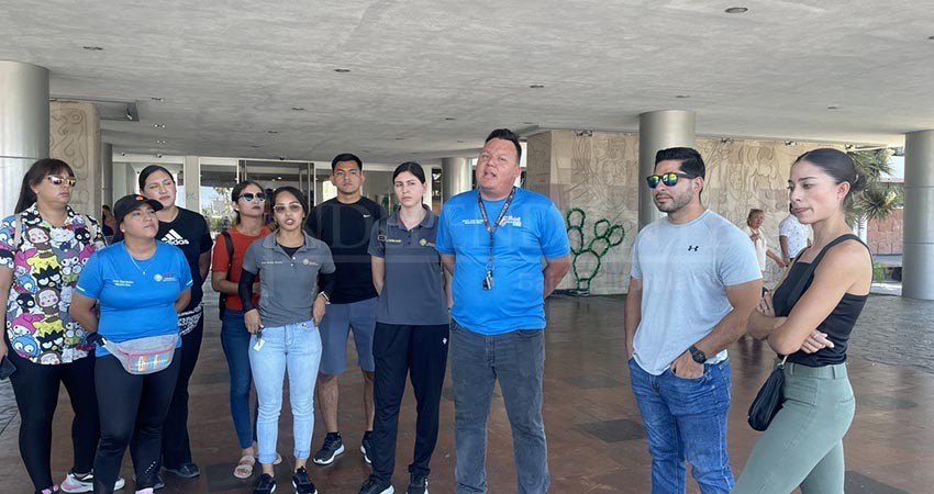 Se inconforman maestros de física; les quieren dar plaza en Mulegé, con un pago de 2 mil 500 Se inconforman maestros de física; les quieren dar plaza en Mulegé, con un pago de 2 mil 500