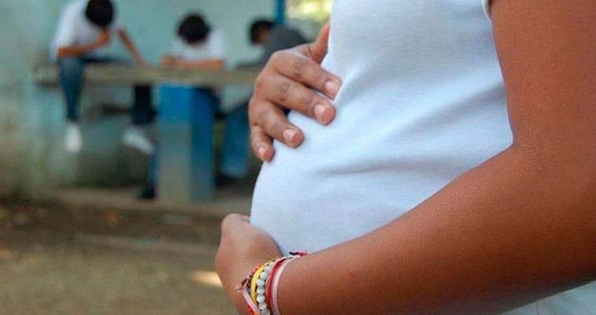 Aumentan embarazos en niñas menores de 15 años en México: Inegi