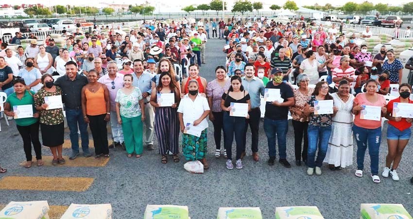 Ayuntamiento de La Paz entrega apoyos sociales a 230 familias