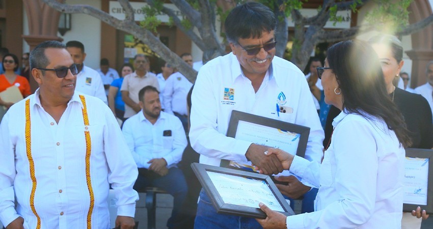 Entrega Leggs Castro reconocimientos al personal sindicalizado de la Tesorería General