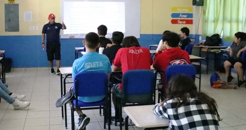 Imparten sesión de psicología deportiva a exponentes de halterofilia