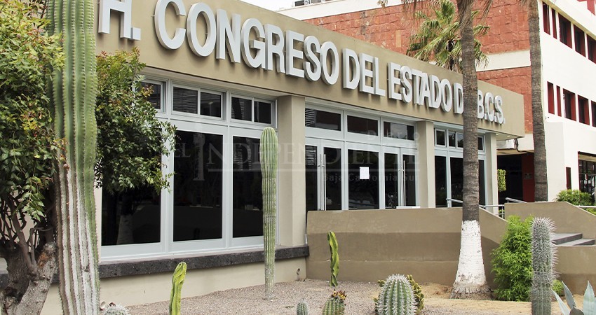 Se presentan las primeras 6 denuncias contra ex diputados ante la Fiscalía Anticorrupción Se presentan las primeras 6 denuncias contra ex diputados ante la Fiscalía Anticorrupción