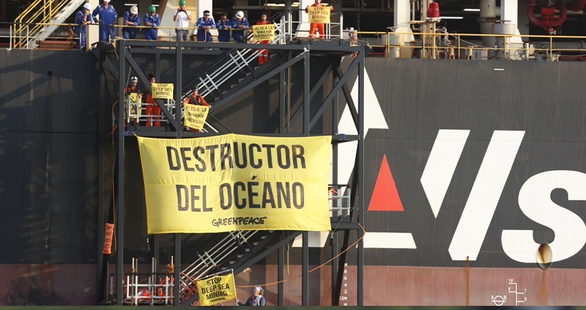 Greenpeace México protesta contra minería submarina; coloca manta en buque en Manzanillo