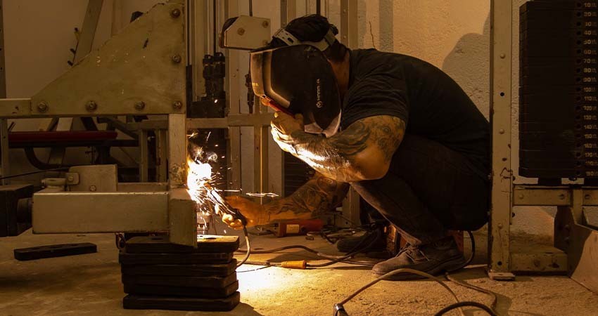 Inician primeras etapas de habilitación del gimnasio para las y los policías de La Paz