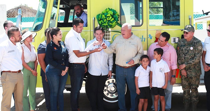 Entrega Castro Cosío bombera en La Ribera y compromete construcción de dársena para pescadores