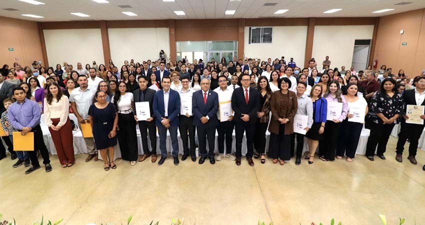UABCS hace entrega de títulos de licenciatura y grados académicos