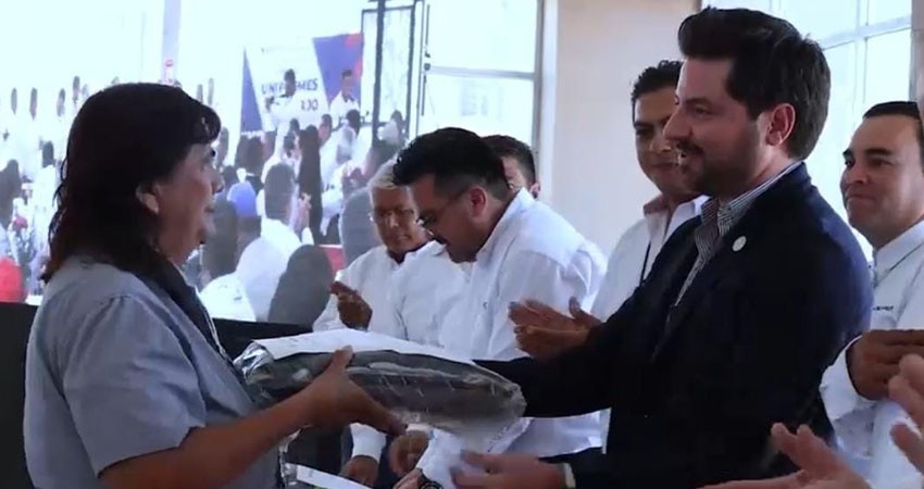 Entregan uniformes a colaboradores API-BCS