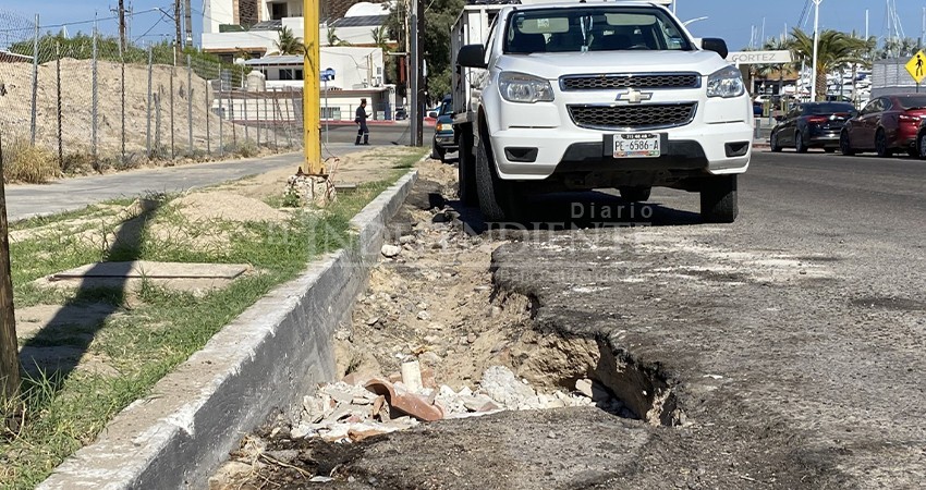 Denuncia: Tenemos 2 meses con una zanja que el Ayuntamiento no atiende llamado Denuncia: Tenemos 2 meses con una zanja que el Ayuntamiento no atiende llamado